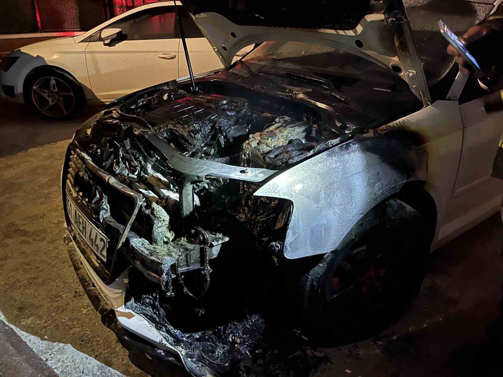 Niğde’de park halindeki otomobil yandı