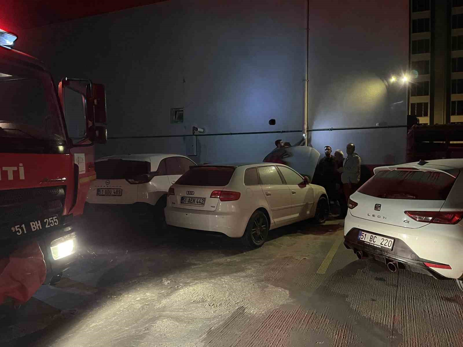 Niğde’de park halindeki otomobil yandı
