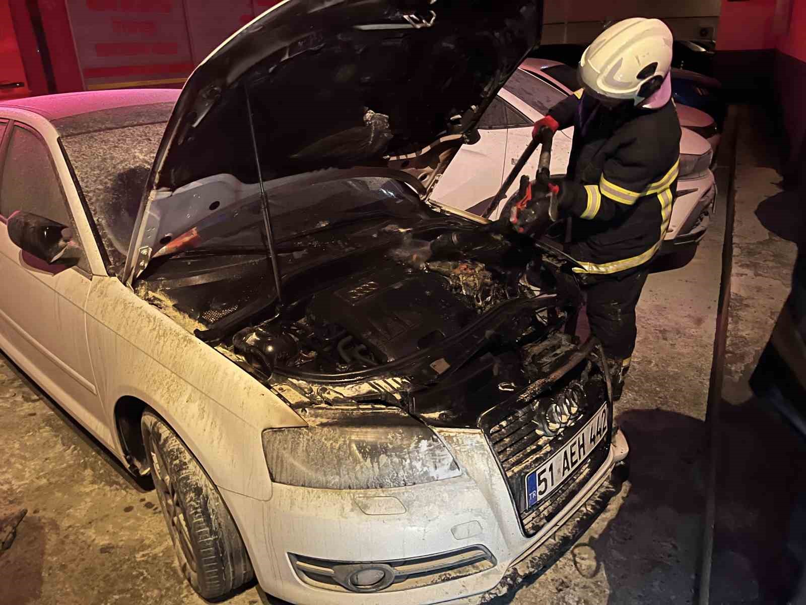 Niğde’de park halindeki otomobil yandı