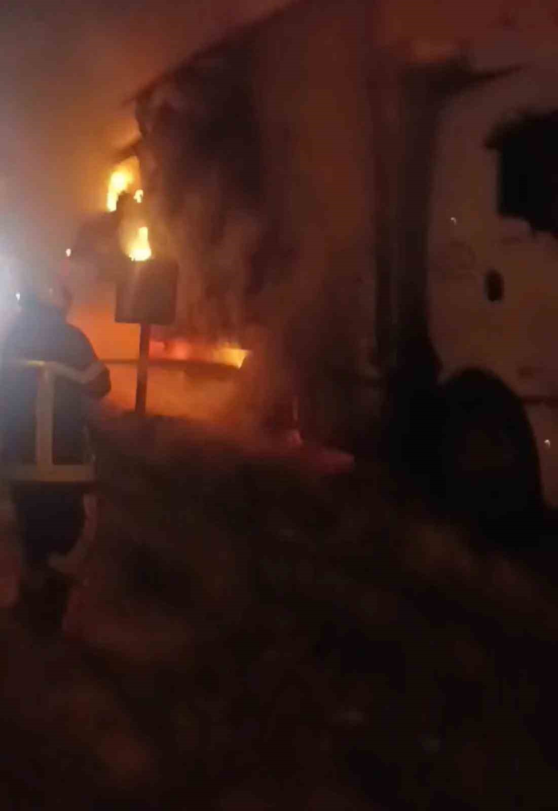 Kayseri’de sebze ve meyve yüklü kamyon alevlere teslim oldu