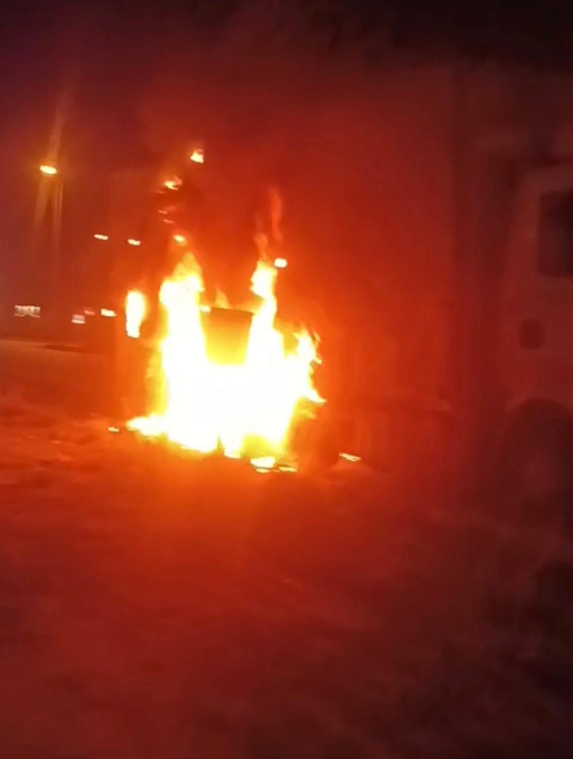 Kayseri’de sebze ve meyve yüklü kamyon alevlere teslim oldu