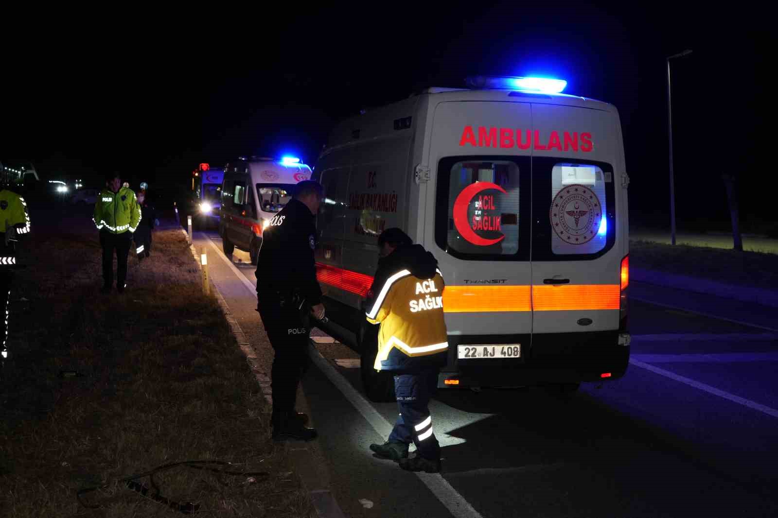 Edirne’de alkollü sürücünün kullandığı otomobil metrelerce savrularak taklalar attı: 1’i ağır 3 yaralı