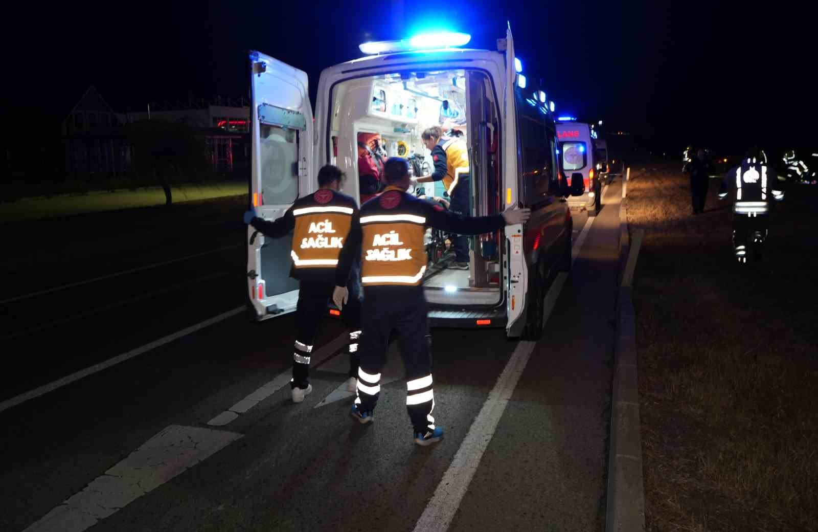 Edirne’de alkollü sürücünün kullandığı otomobil metrelerce savrularak taklalar attı: 1’i ağır 3 yaralı
