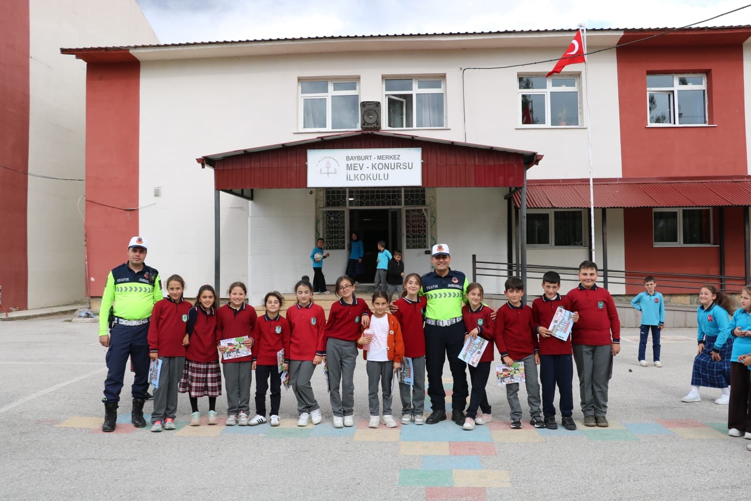 Bayburt’ta ilkokul öğrencilerine trafik güvenliği eğitimi verildi