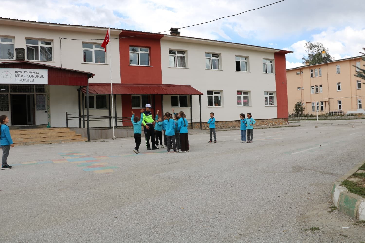 Bayburt’ta ilkokul öğrencilerine trafik güvenliği eğitimi verildi