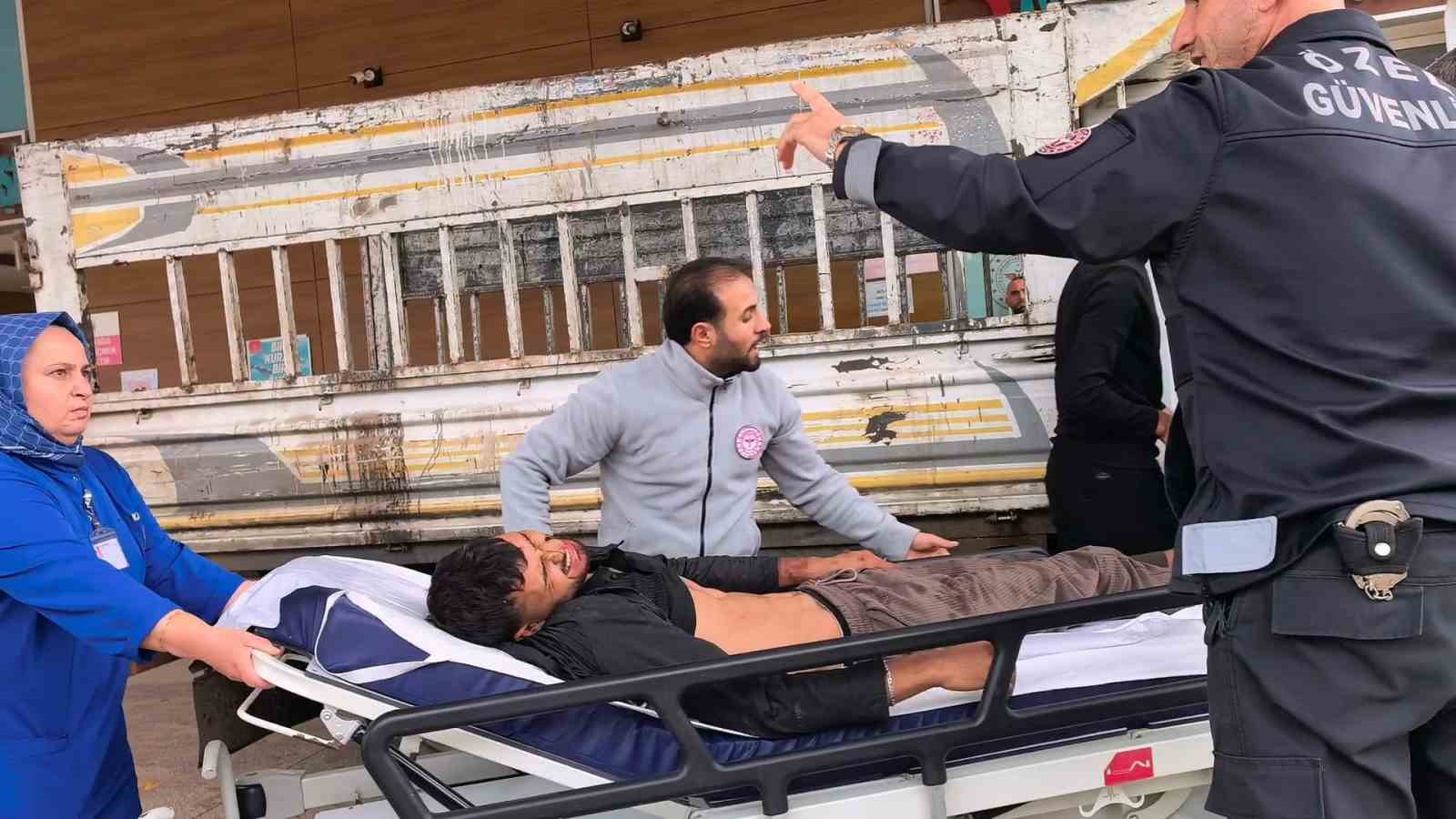 Kamyonetten düşen genç yaralandı