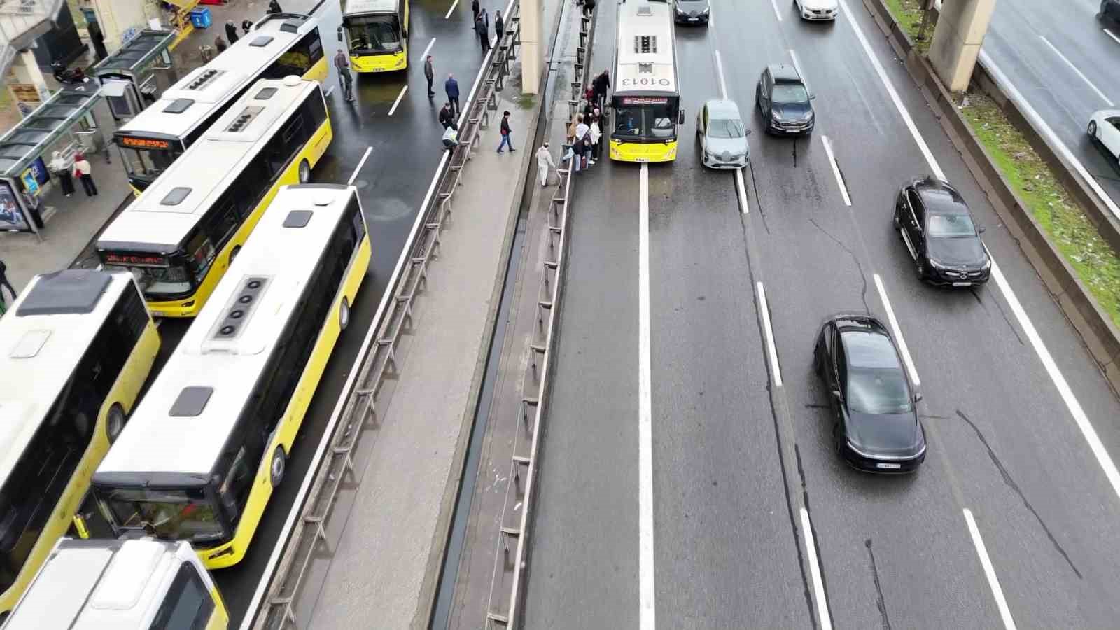 İETT otobüsü arızalandı, Kadıköy D-100 Karayolu’nda trafik durma noktasına geldi