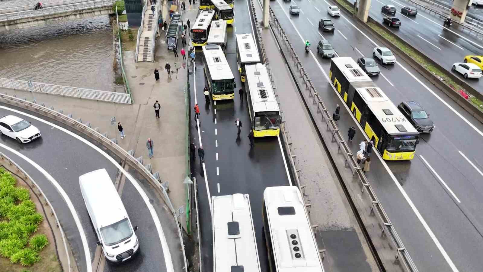 İETT otobüsü arızalandı, Kadıköy D-100 Karayolu’nda trafik durma noktasına geldi