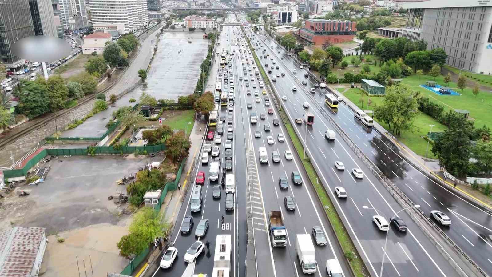 İETT otobüsü arızalandı, Kadıköy D-100 Karayolu’nda trafik durma noktasına geldi
