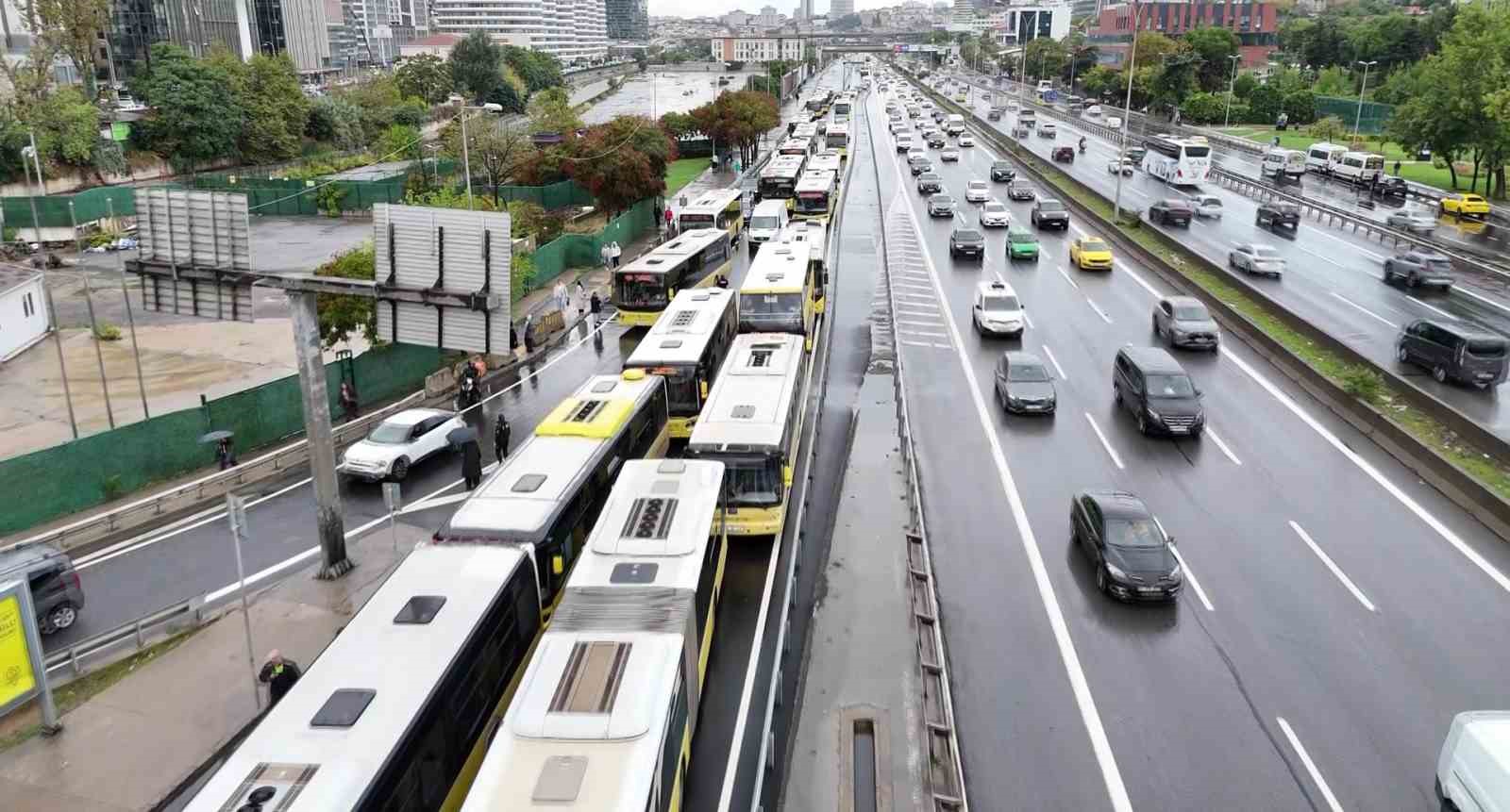 İETT otobüsü arızalandı, Kadıköy D-100 Karayolu’nda trafik durma noktasına geldi