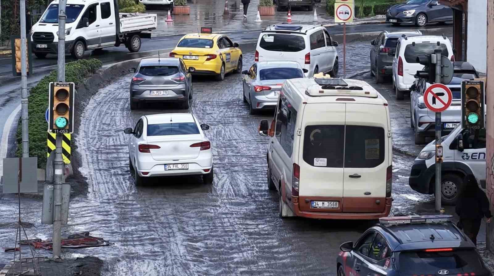 Burası Hindistan değil Eyüpsultan: Günlerce süren yol çalışmaları çileye döndü