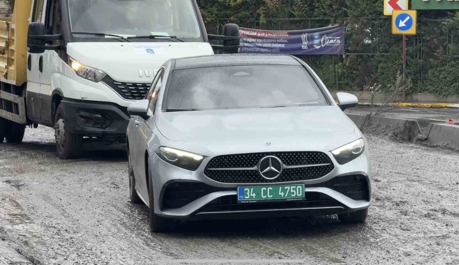 Burası Hindistan değil Eyüpsultan: Günlerce süren yol çalışmaları çileye döndü