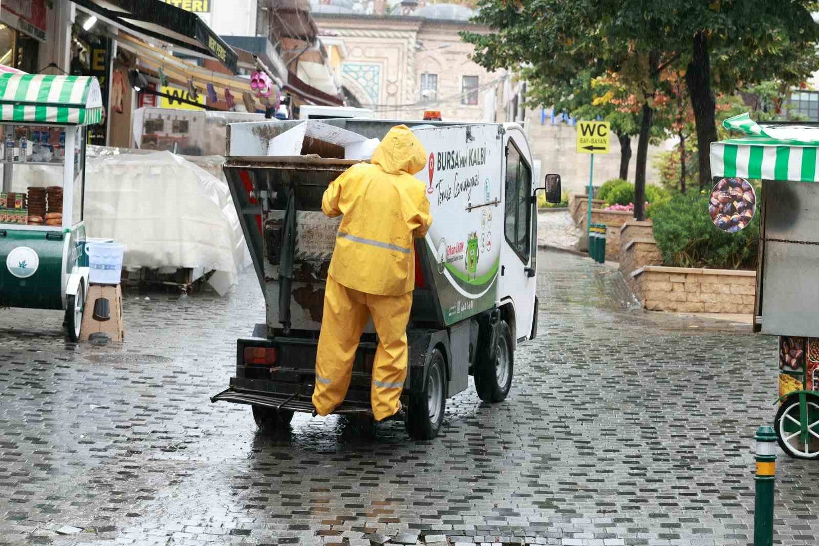Osmangazi Belediyesi’nden 7/24 temizlik mesaisi