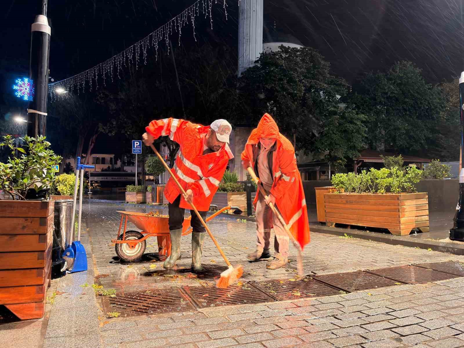 Şile Belediyesi ekipleri sağanak yağışa karşı gece gündüz sahada