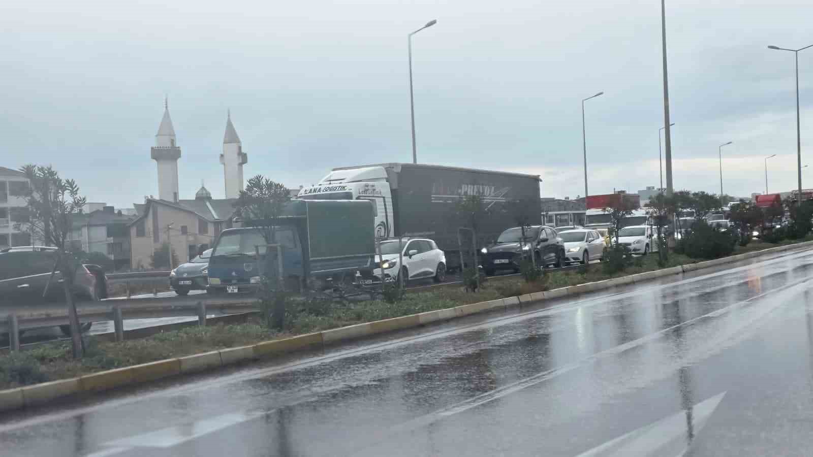 Rüzgar gülü gövdesi taşıyan tıra otomobil arkadan çarptı 4 yaralı