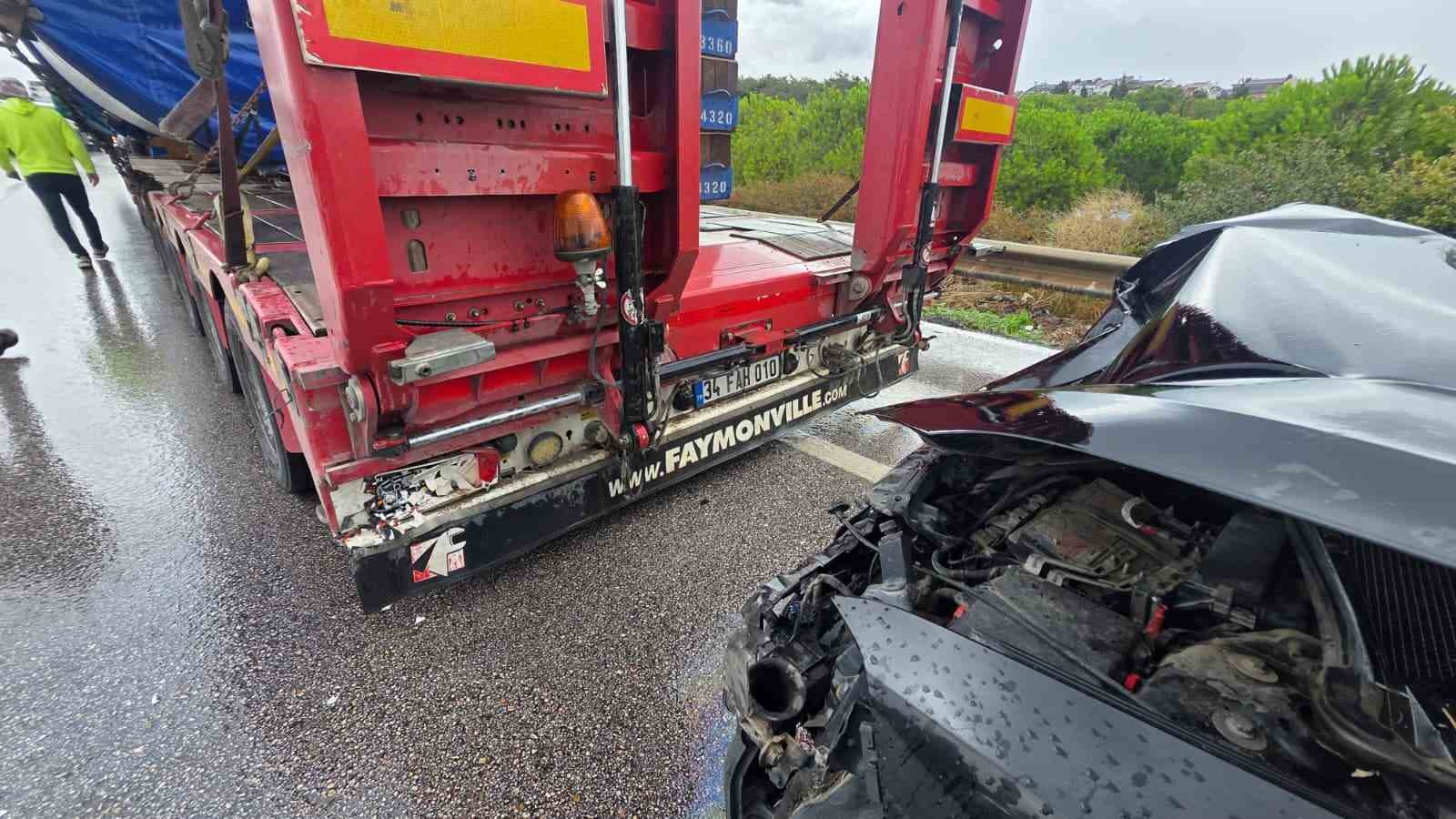 Rüzgar gülü gövdesi taşıyan tıra otomobil arkadan çarptı 4 yaralı