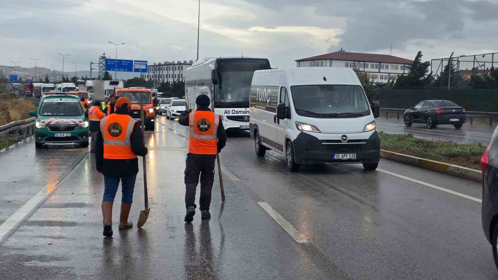 Rüzgar gülü gövdesi taşıyan tıra otomobil arkadan çarptı 4 yaralı