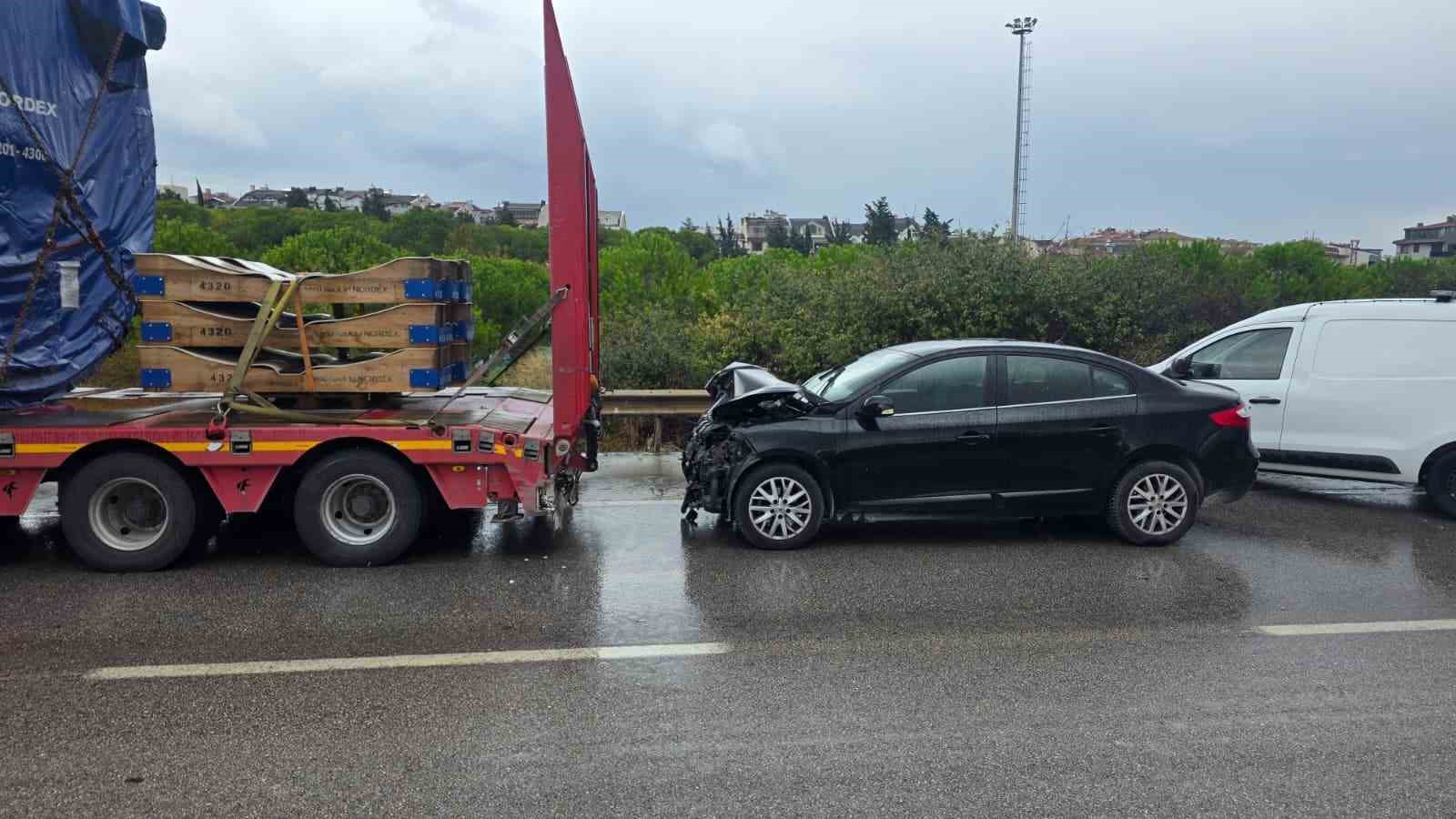 Rüzgar gülü gövdesi taşıyan tıra otomobil arkadan çarptı 4 yaralı