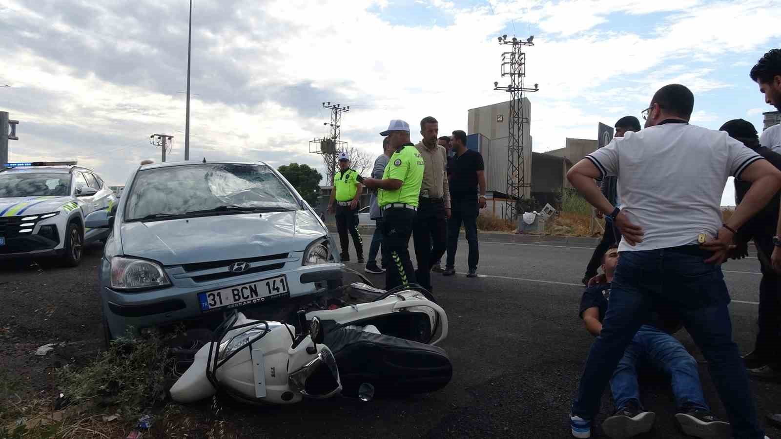 Motosiklet ile otomobil çarpıştı: 1’i ağır 2 yaralı
