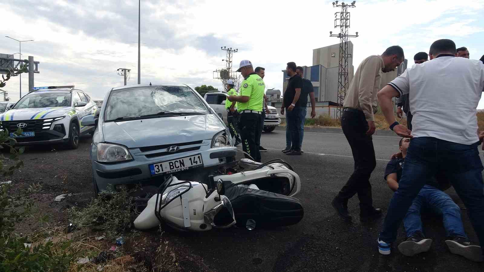 Motosiklet ile otomobil çarpıştı: 1’i ağır 2 yaralı