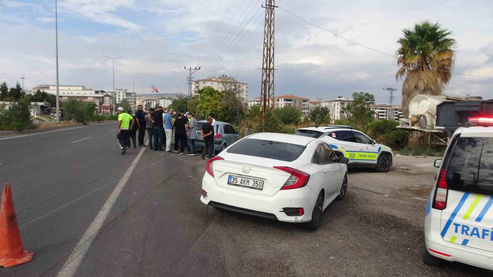Motosiklet ile otomobil çarpıştı: 1’i ağır 2 yaralı