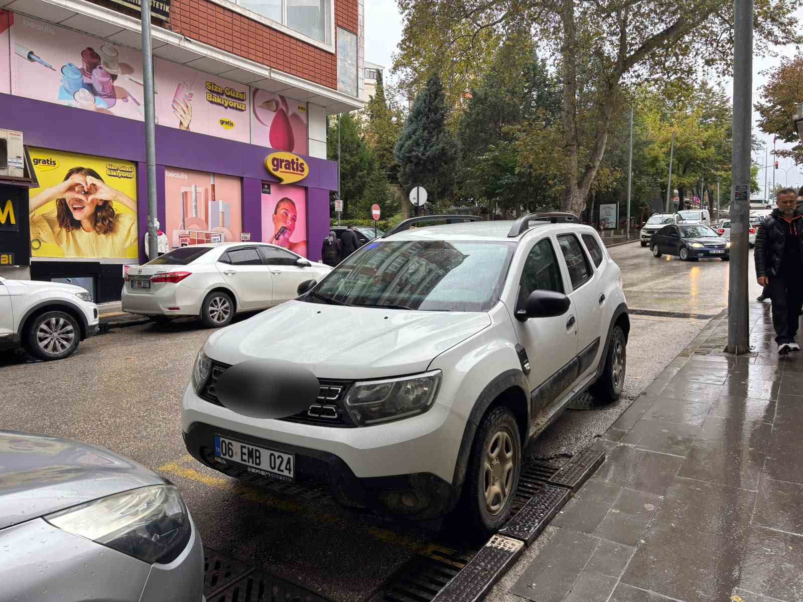 Hem ters şeritten geldi hem de minibüs durağına park etti