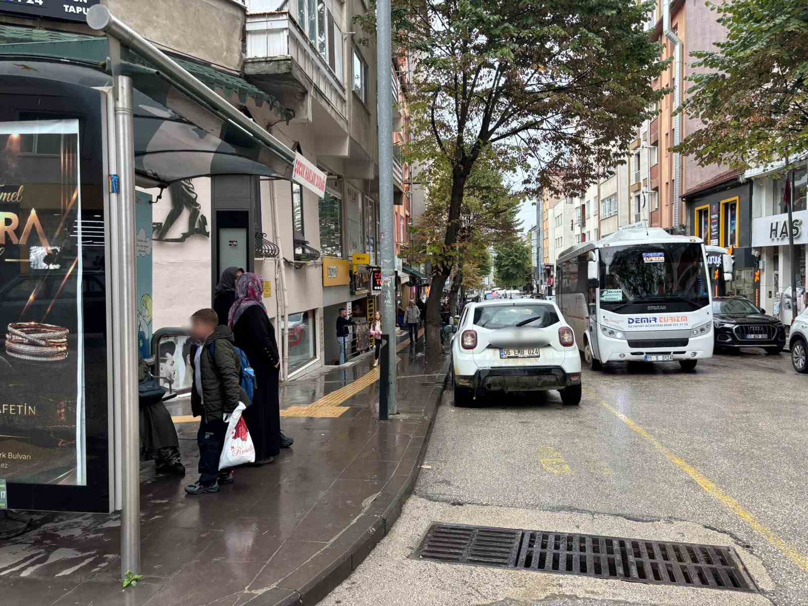 Hem ters şeritten geldi hem de minibüs durağına park etti