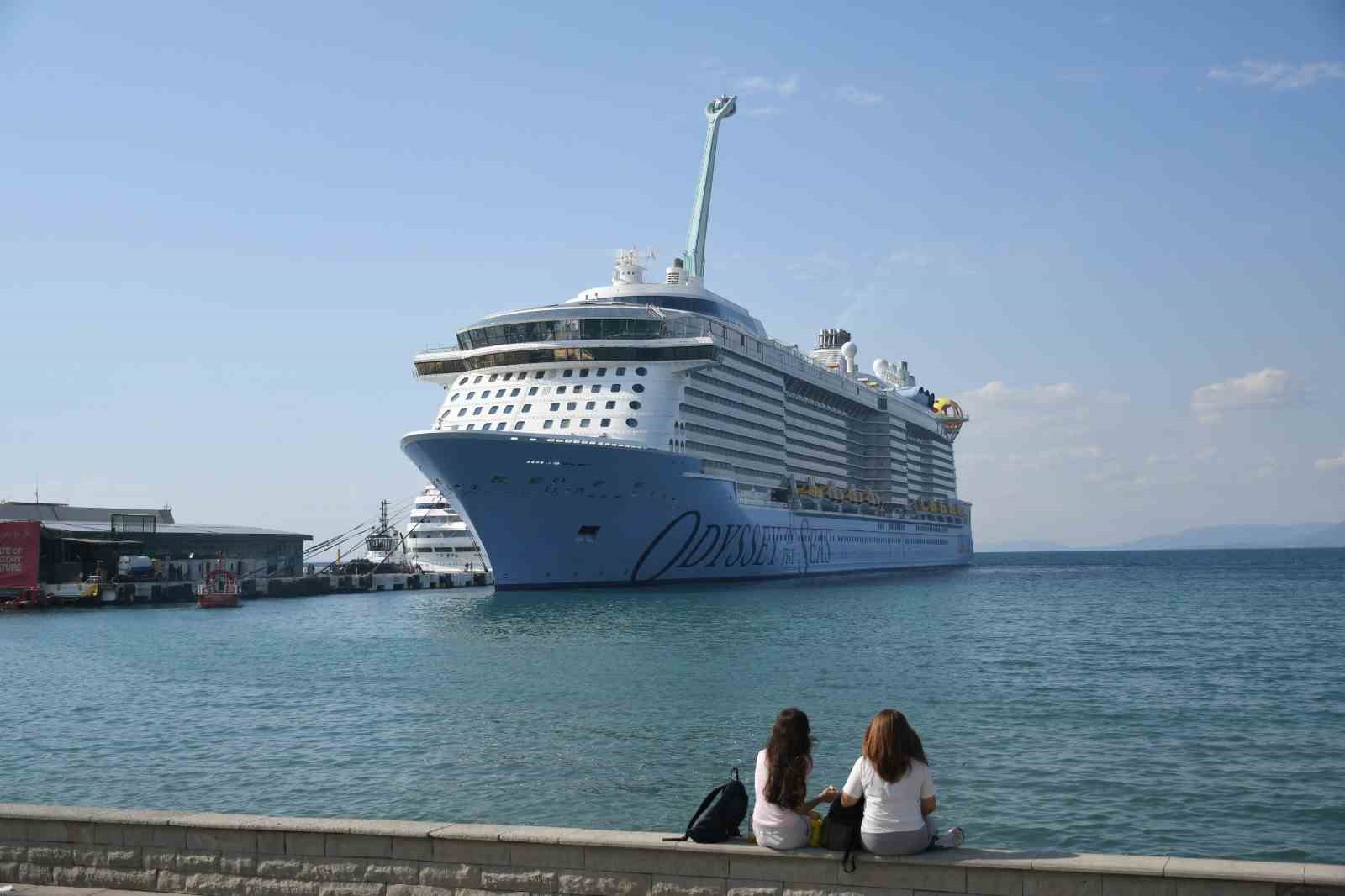 Kuşadası’na 2 kruvaziyerle 4 bin 694 turist geldi