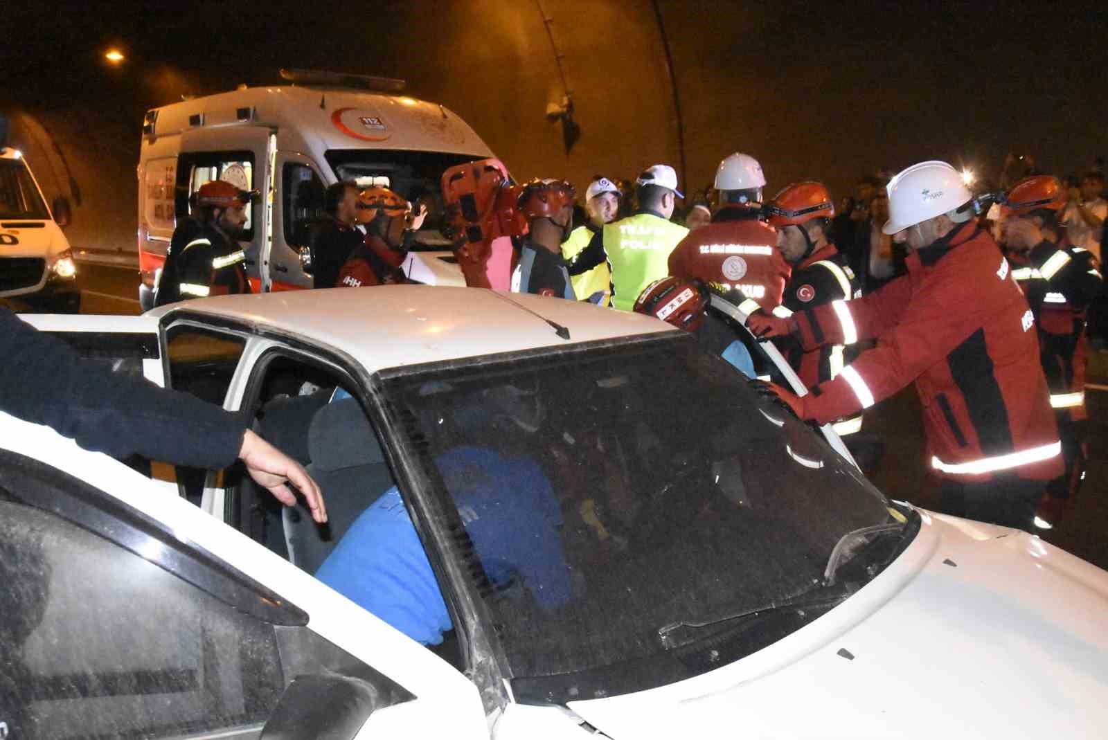 Bitlis’te tünelde kaza tatbikatı gerçeğini aratmadı