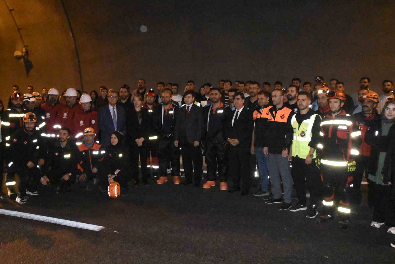 Bitlis’te tünelde kaza tatbikatı gerçeğini aratmadı