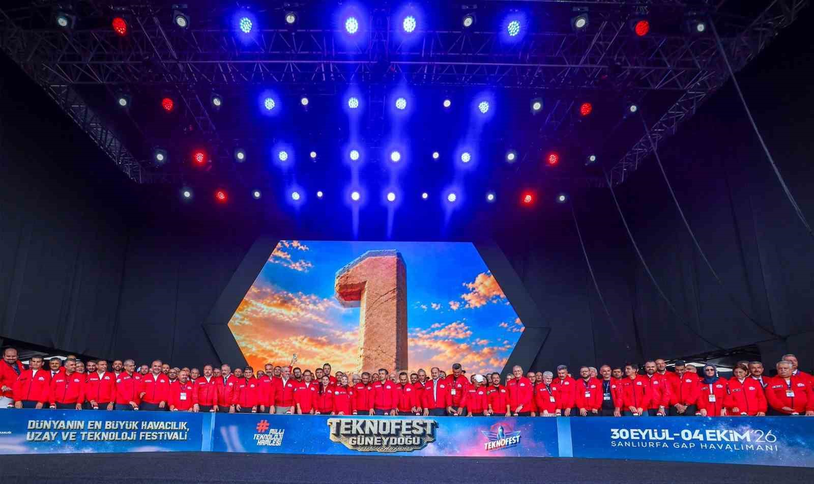 TEKNOFEST açılışında protokol halay çekti