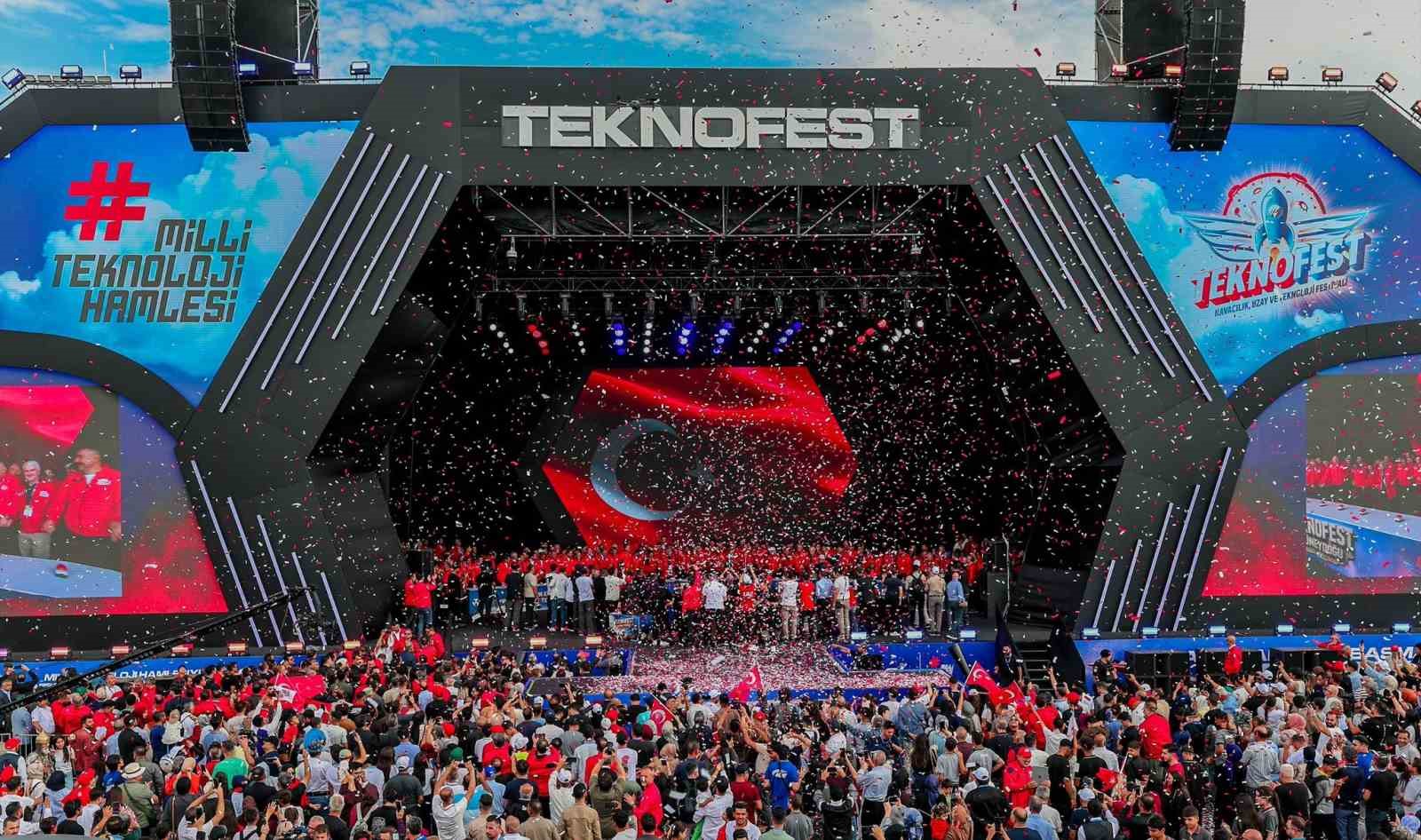 TEKNOFEST açılışında protokol halay çekti