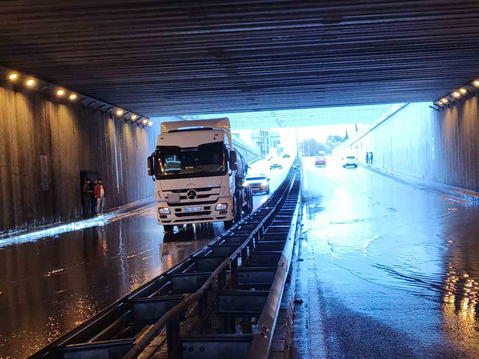 Yağış kazaları da beraberinde getirdi