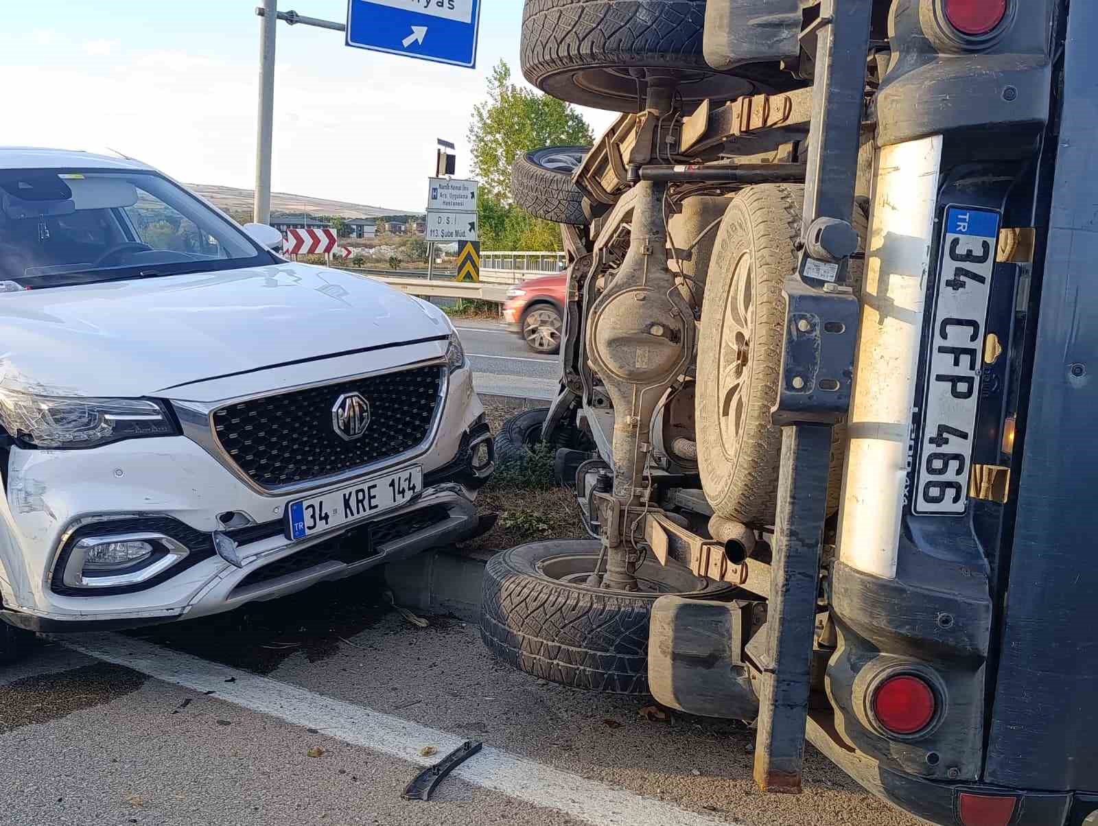Kaçırdığı araçla önce yayaya, sonra 2 araca çarpan sürücü yakalanmaktan kurtulamadı