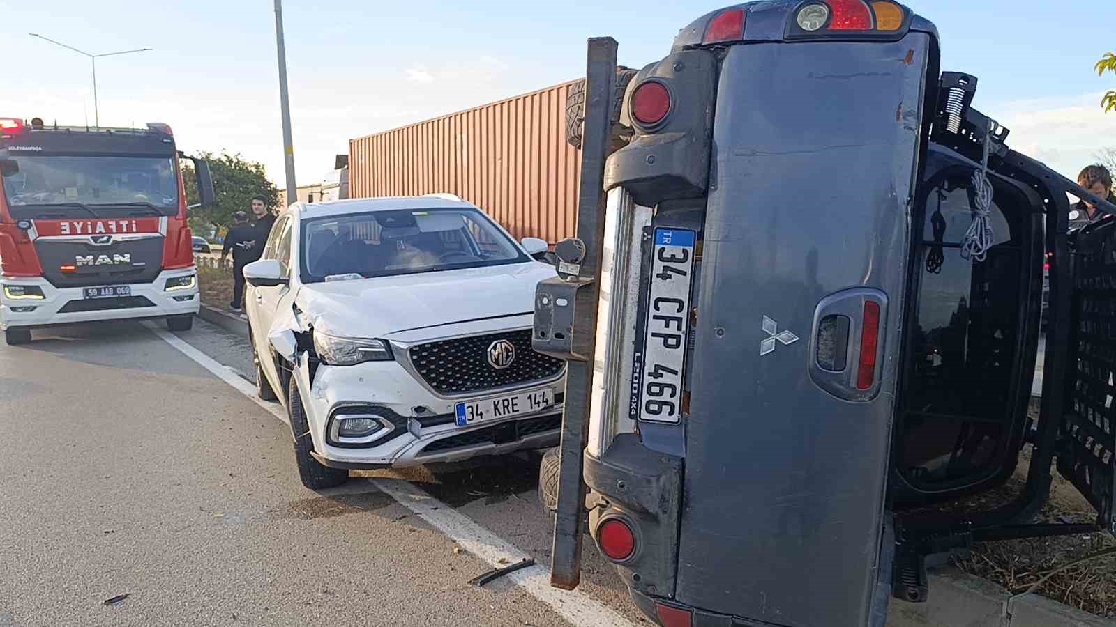 Kaçırdığı araçla önce yayaya, sonra 2 araca çarpan sürücü yakalanmaktan kurtulamadı