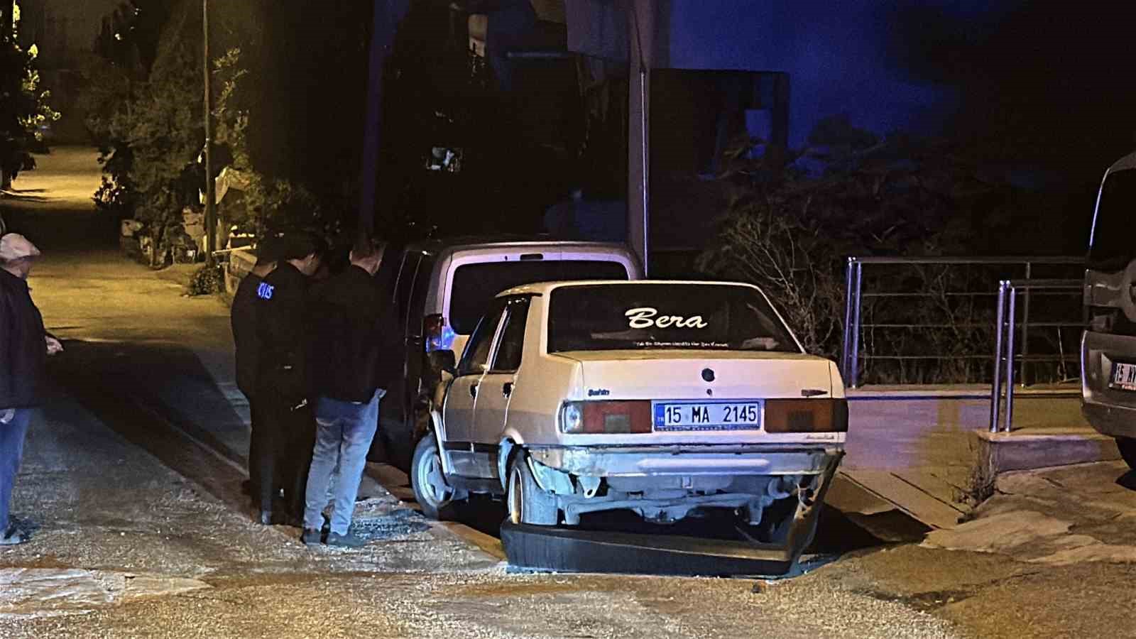 Direksiyona alkollü geçti, 2 araca çarpıp yaya olarak kaçtı