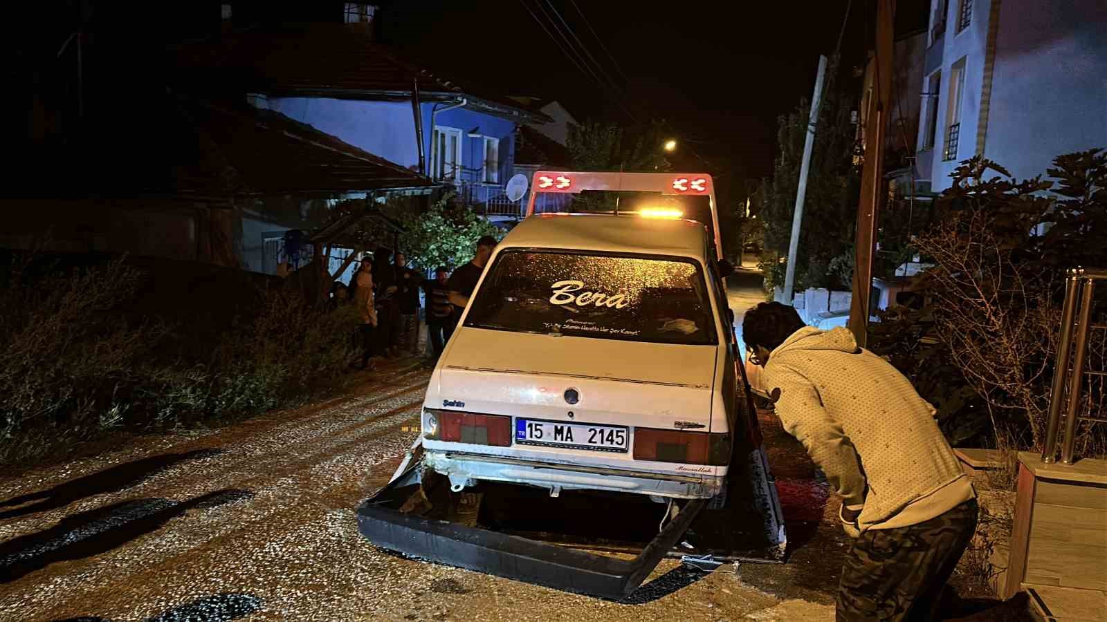 Direksiyona alkollü geçti, 2 araca çarpıp yaya olarak kaçtı
