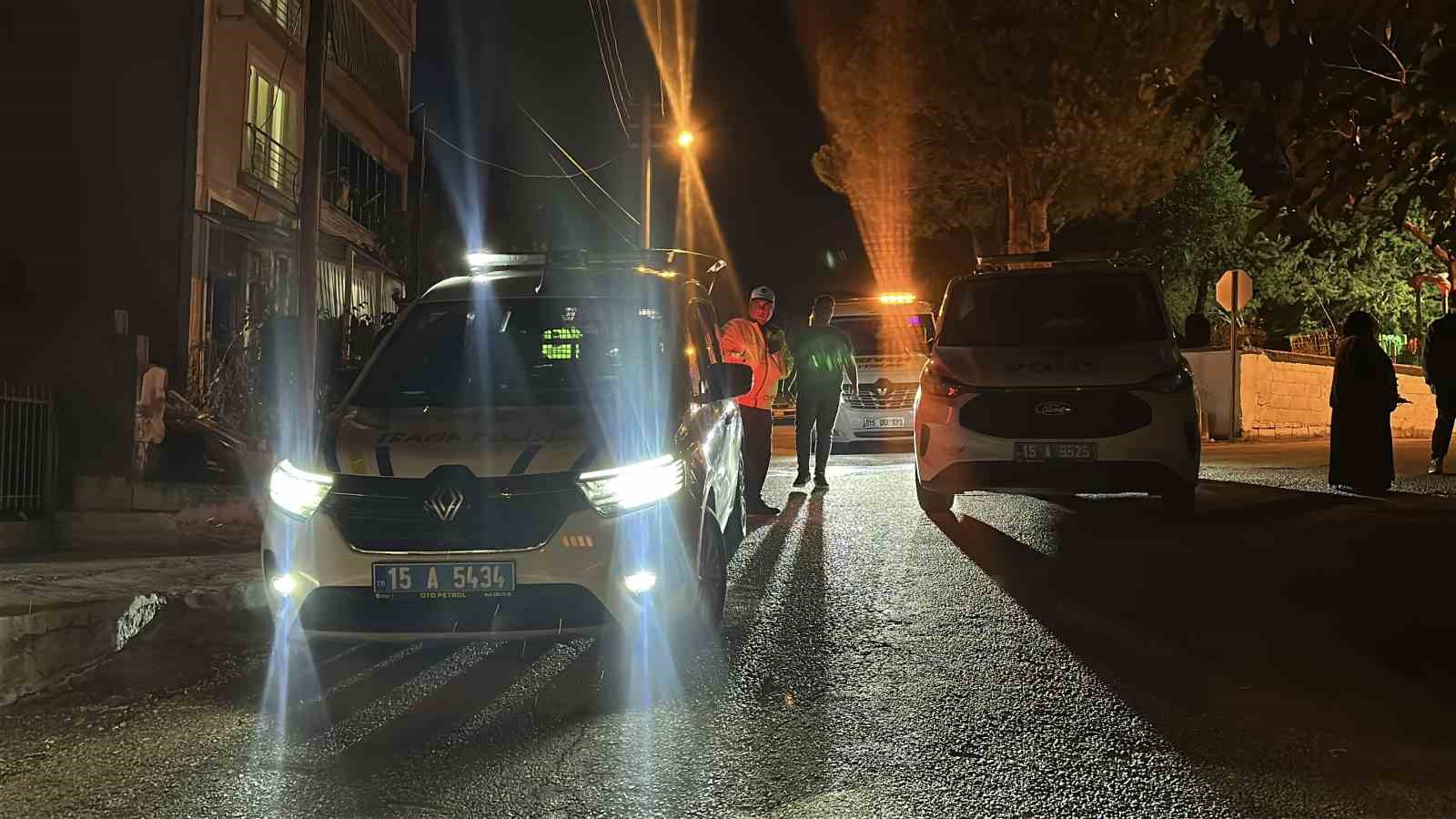 Direksiyona alkollü geçti, 2 araca çarpıp yaya olarak kaçtı