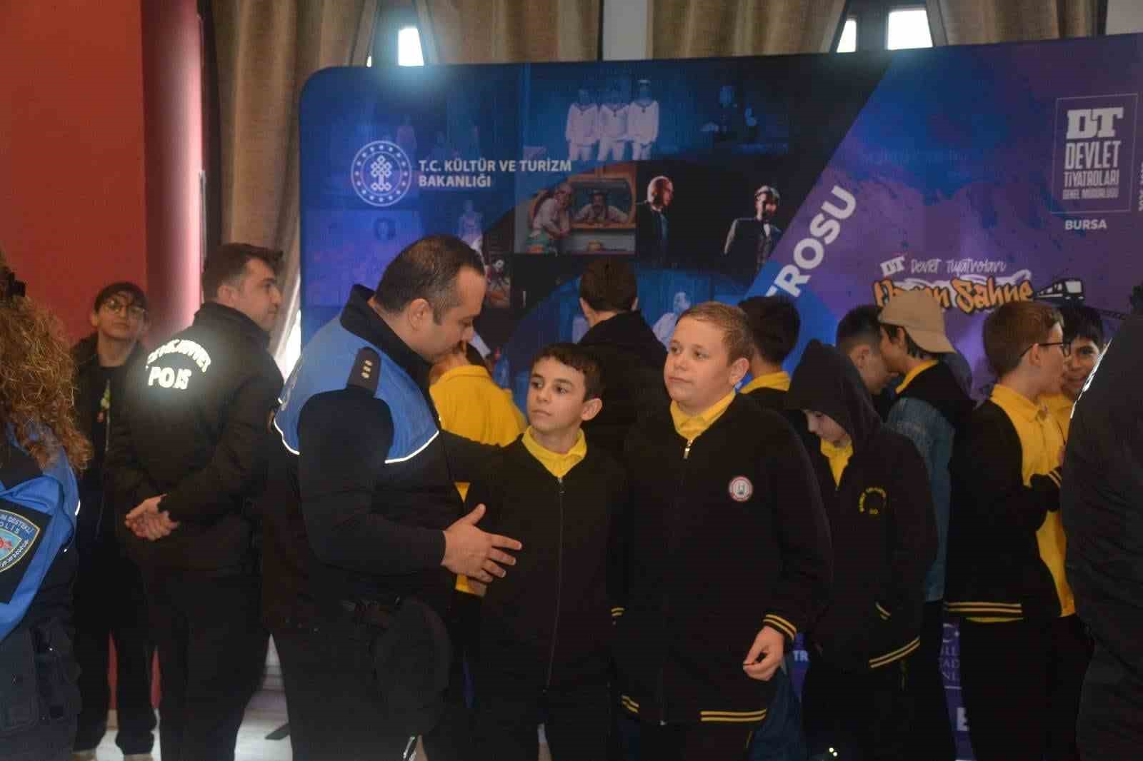 Bursa’da polisten öğrencilere tiyatro sürprizi