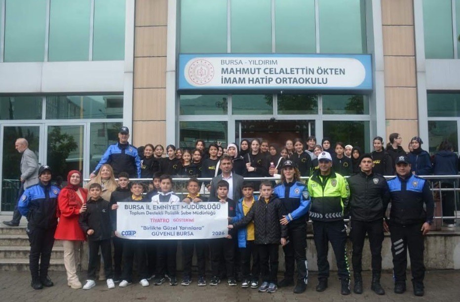 Bursa’da polisten öğrencilere tiyatro sürprizi