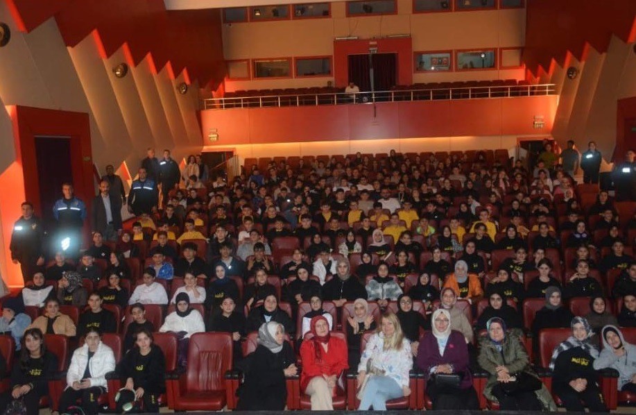 Bursa’da polisten öğrencilere tiyatro sürprizi