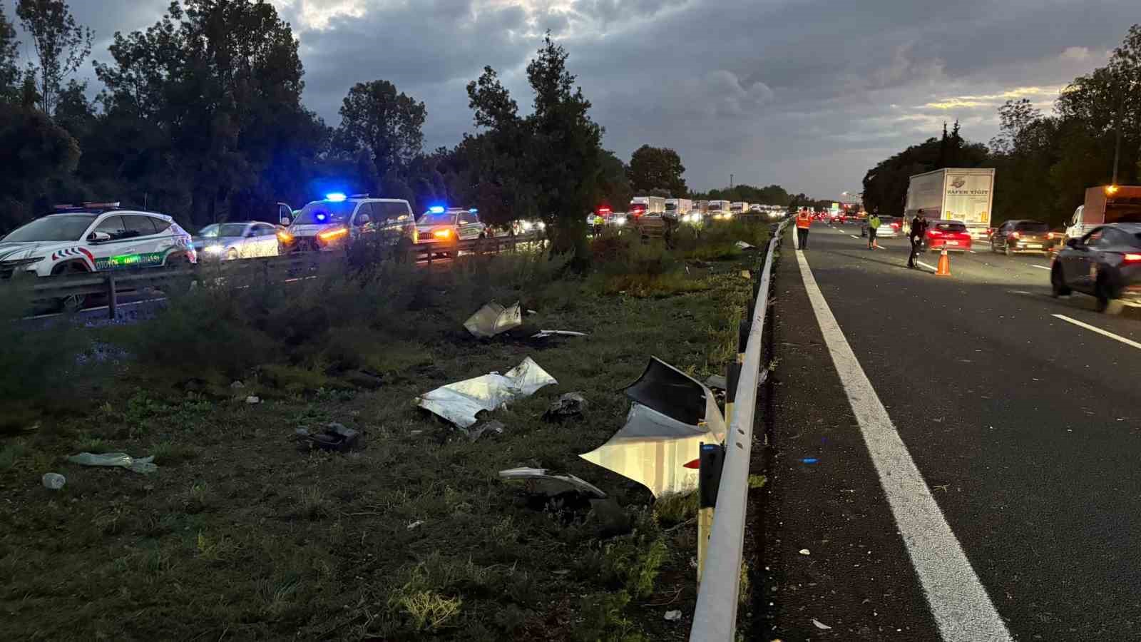 Otoyolda devrilen otomobildeki ölü ve yaralıların kimlikleri belli oldu