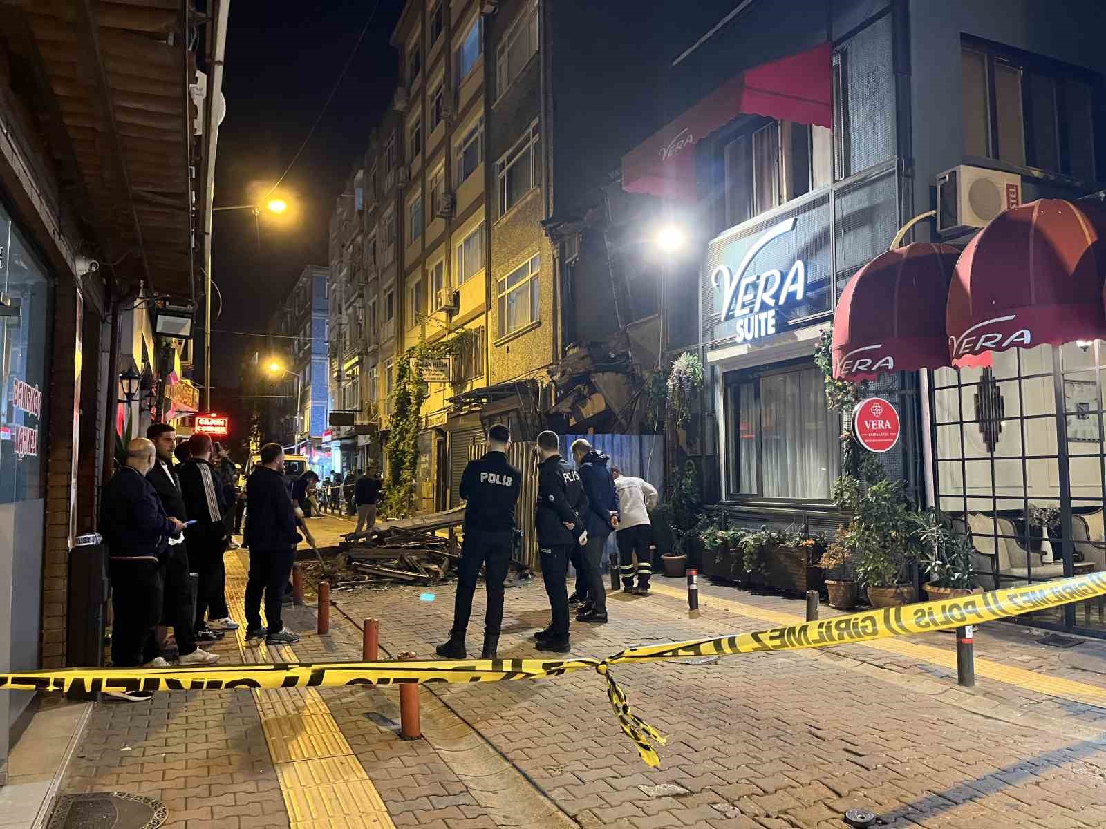 Bakırköy’de metruk binanın çökme anı kamerada