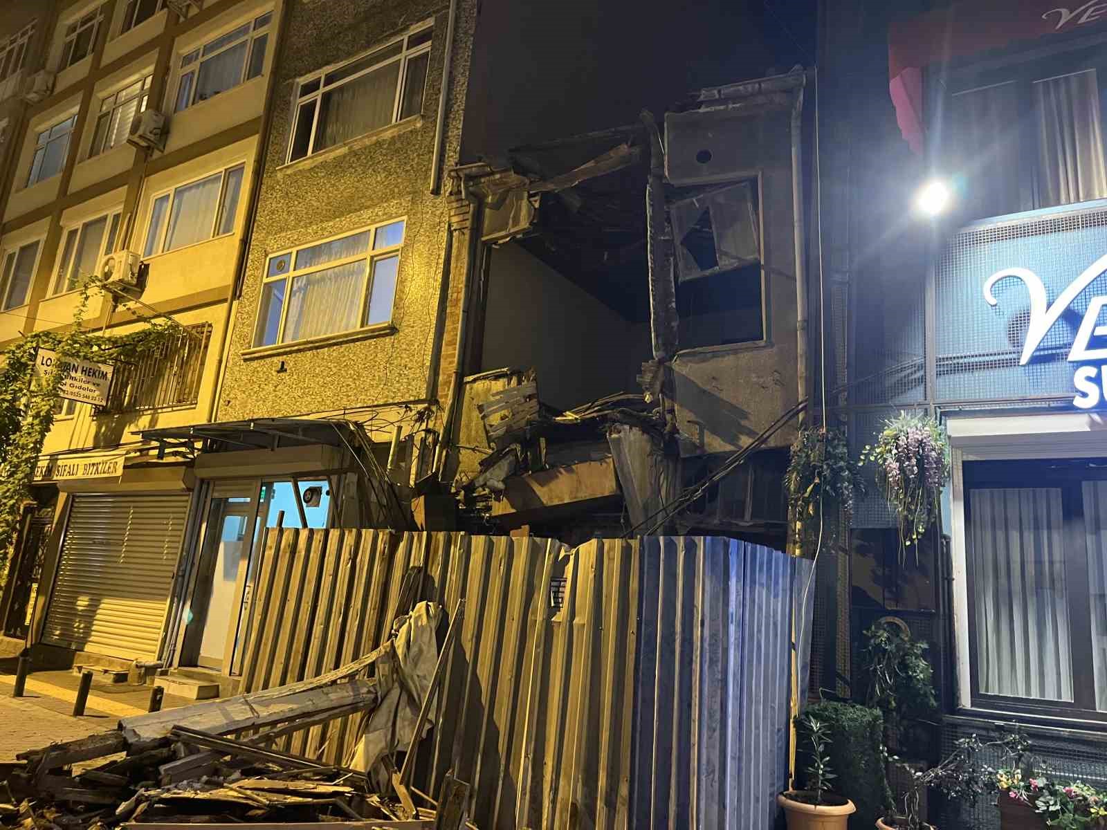 Bakırköy’de metruk binanın çökme anı kamerada