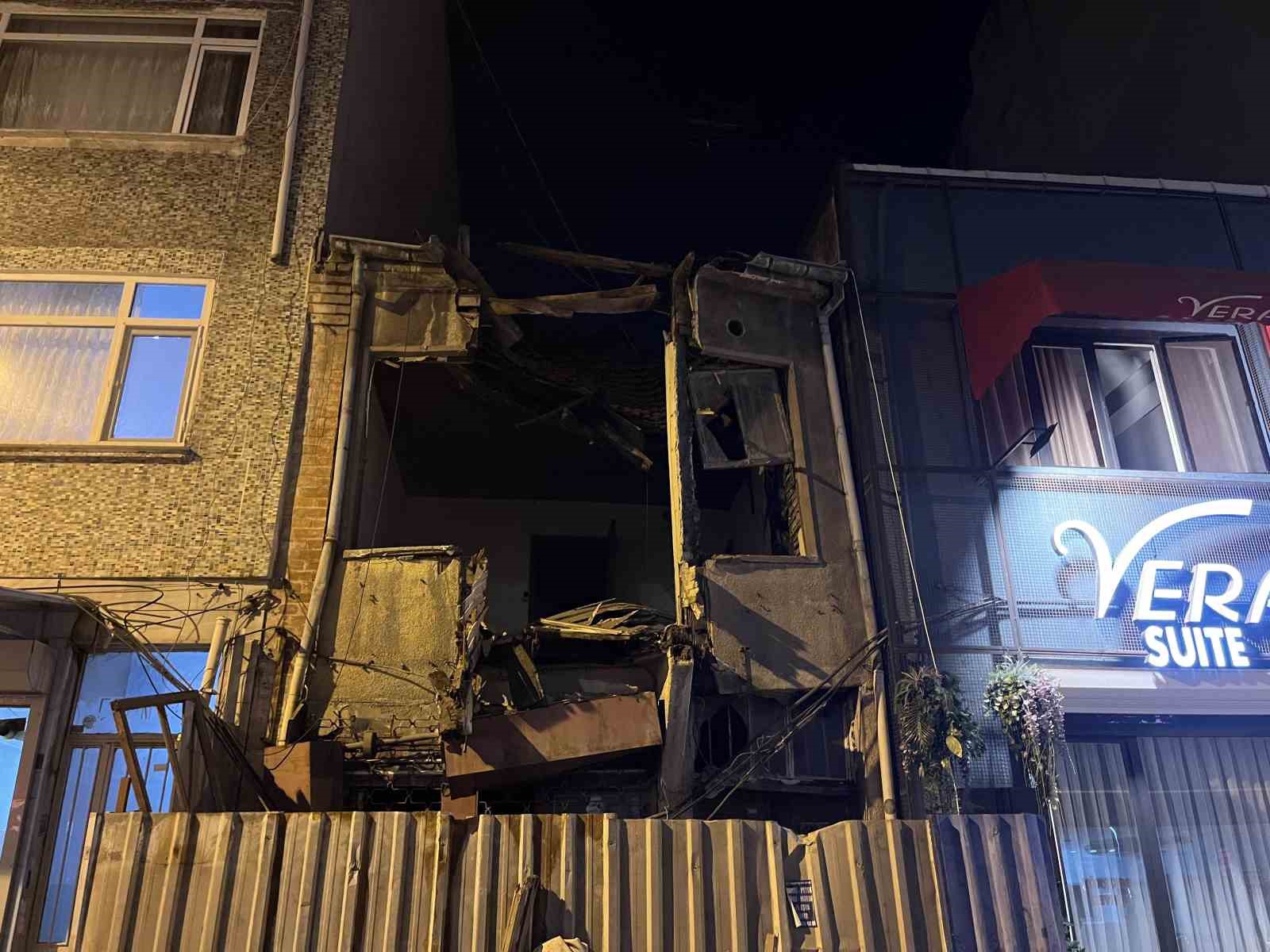 Bakırköy’de metruk binanın çökme anı kamerada