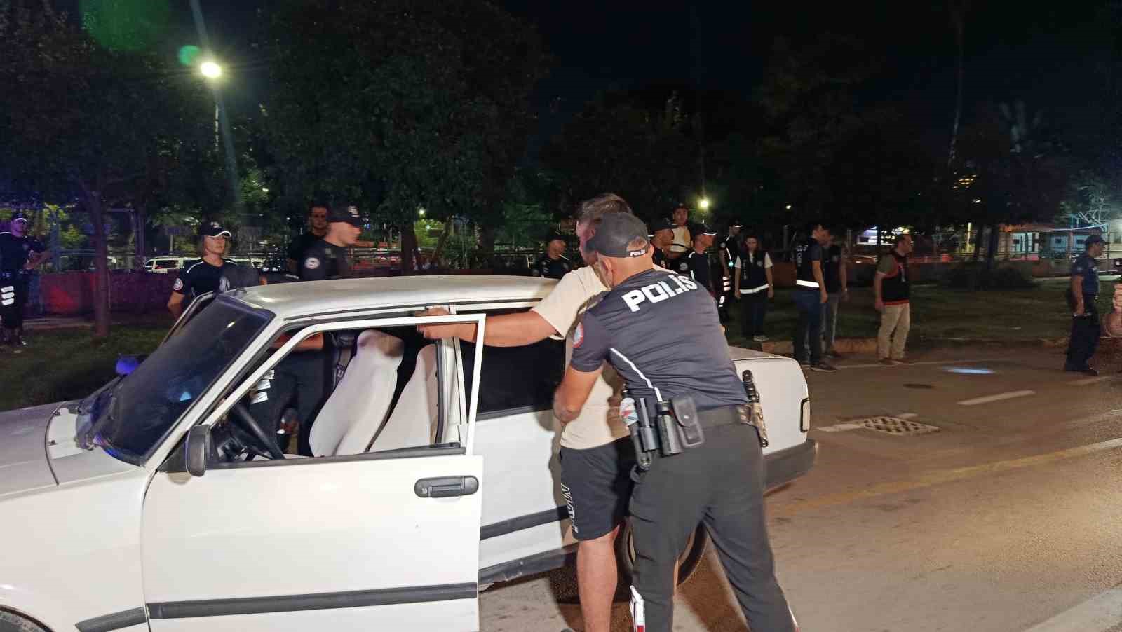 Adana’da huzur ve güven uygulaması: 66 aranan şahıs yakalandı, 2 bin 241 adet uyuşturucu hap ele geçirildi