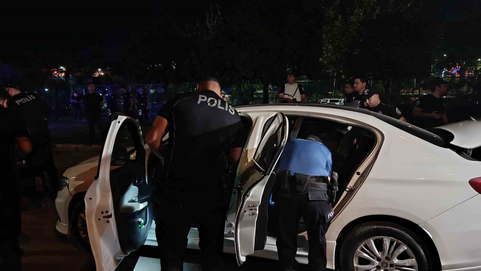 Adana’da huzur ve güven uygulaması: 66 aranan şahıs yakalandı, 2 bin 241 adet uyuşturucu hap ele geçirildi