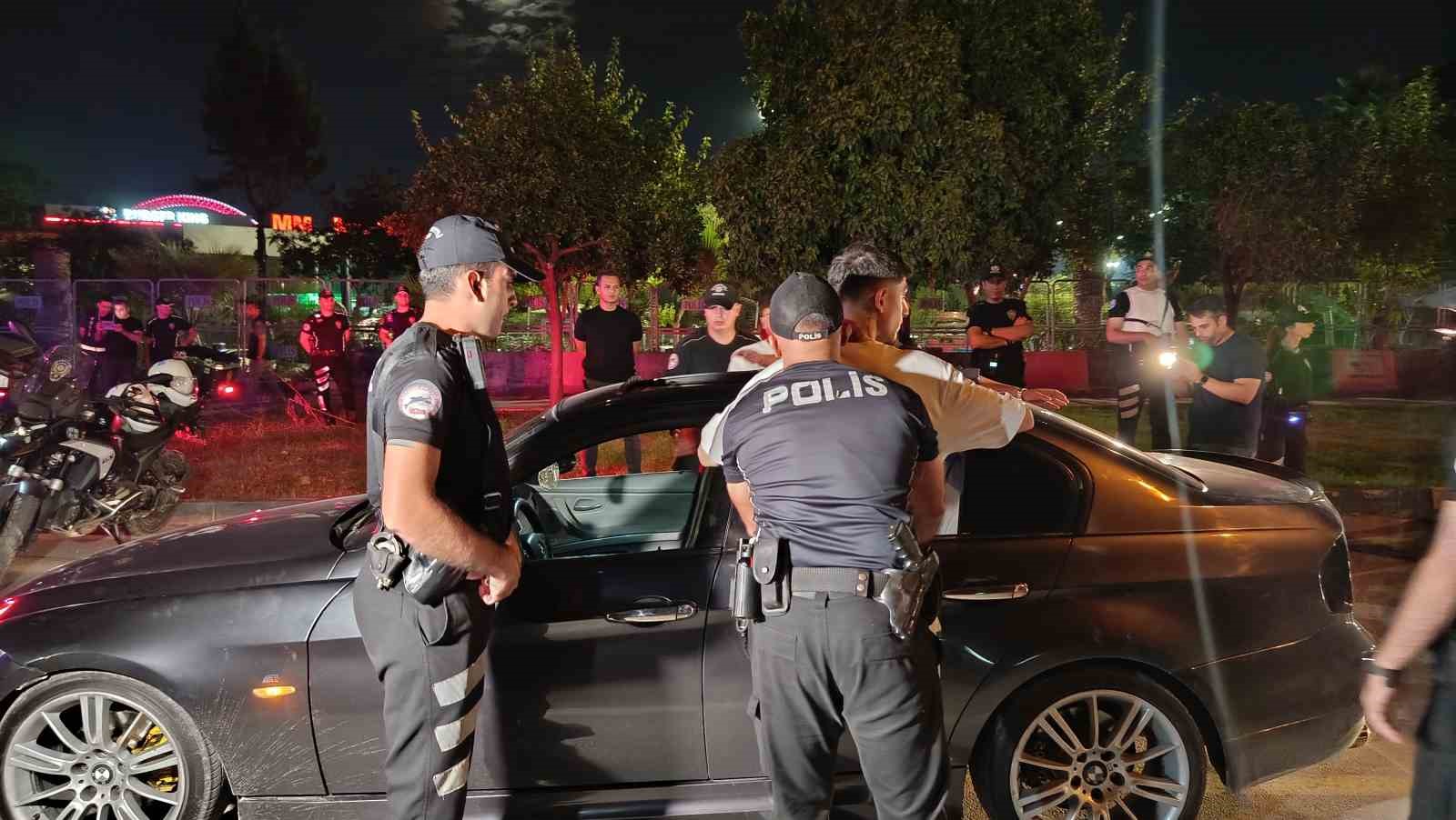 Adana’da huzur ve güven uygulaması: 66 aranan şahıs yakalandı, 2 bin 241 adet uyuşturucu hap ele geçirildi