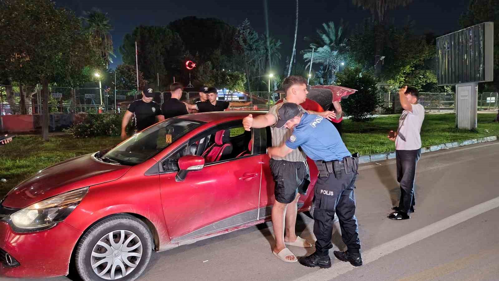 Adana’da huzur ve güven uygulaması: 66 aranan şahıs yakalandı, 2 bin 241 adet uyuşturucu hap ele geçirildi