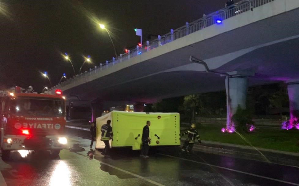 İntihar etmek için köprüye çıkan şahsı polis ekipleri ikna etti